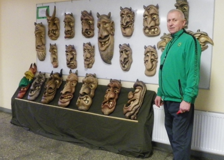 Mokytojas su kaukėm