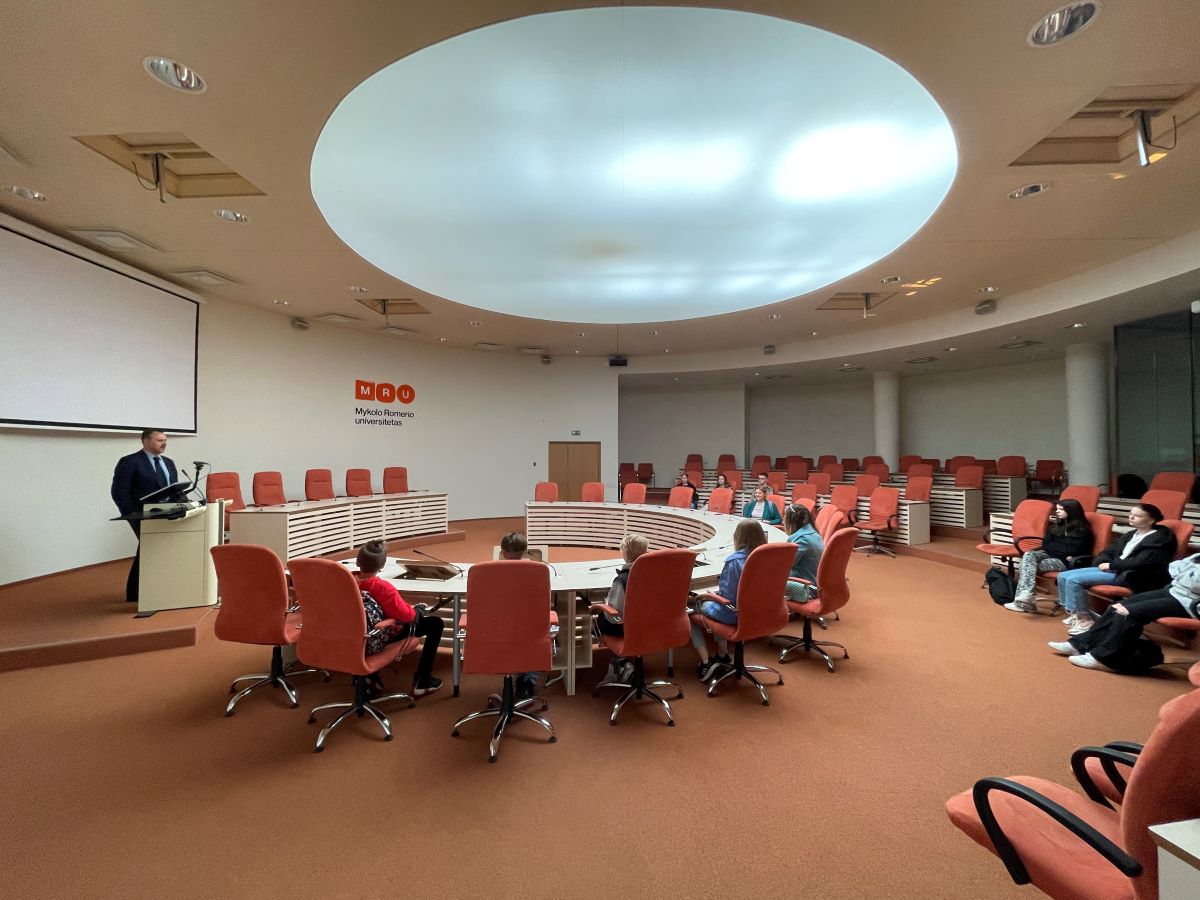 Konferenciju saleje